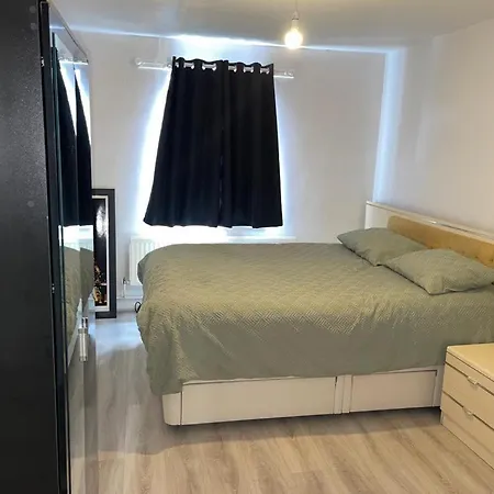 Room With Share Bathroom Near Train Line